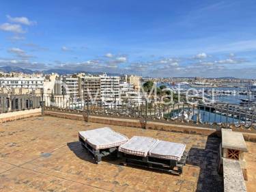 VIVIENDA CON TERRAZA, JARDÍN, SOLARIUM Y VISTAS AL MAR
